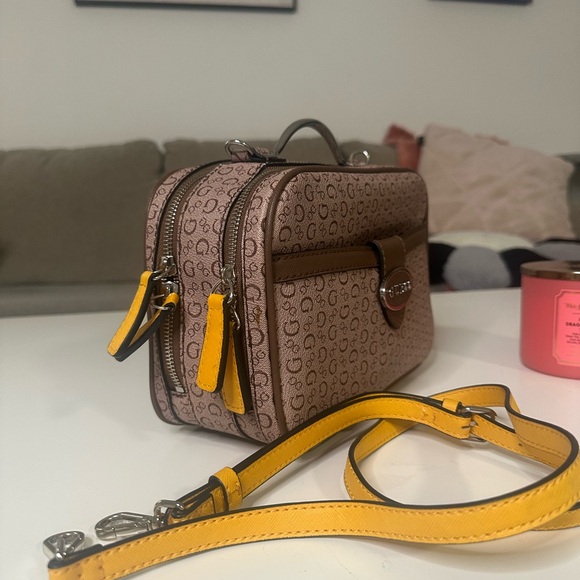 Guess Bag - Picture 2 of 8
